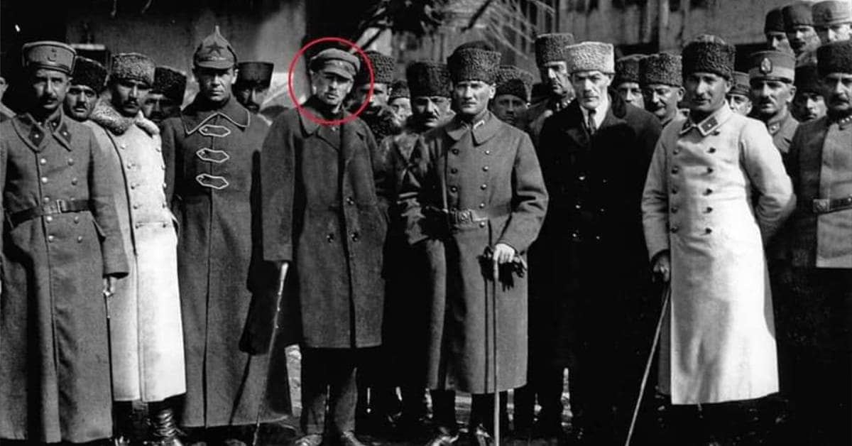 28 Μαρτίου 1922, λίγο πριν την επίθεση των Τούρκων, τον Αύγουστο του 1922. Ο Ατατούρκ επιθεωρεί τον τουρκικό στρατό