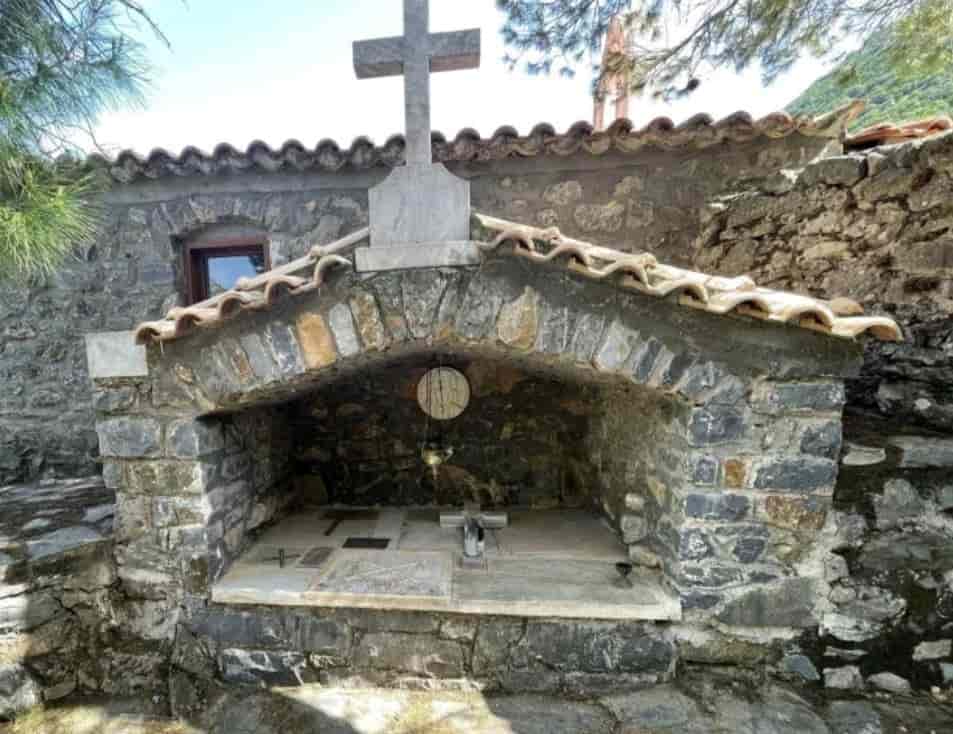 &Mu;&eta;&lambda;&iota;ά &tau;&eta;&sigmaf; &Mu;ά&nu;&eta;&sigmaf;, &omicron; &sigma;&upsilon;&nu;&omicron;&iota;&kappa;&iota;&sigma;&mu;ό&sigmaf; &Kappa;&upsilon;&beta;έ&lambda;&epsilon;&iota;&alpha;, ό&pi;&omicron;&upsilon; &sigma;ώ&zeta;&epsilon;&tau;&alpha;&iota; &omicron; &tau;ά&phi;&omicron;&sigmaf; &tau;&omicron;&upsilon; &Kappa;&omega;&sigma;&tau;&alpha;&nu;&tau;ή&sigmaf; &Kappa;&omicron;&lambda;&omicron;&kappa;&omicron;&tau;&rho;ώ&nu;&eta;